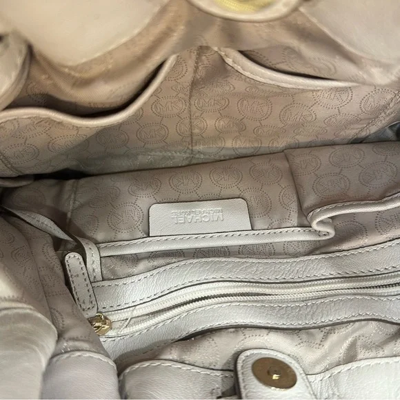 Michael Kors Cream and Gold Shoulder Bag with Elegant Design - Picture 5 of 6